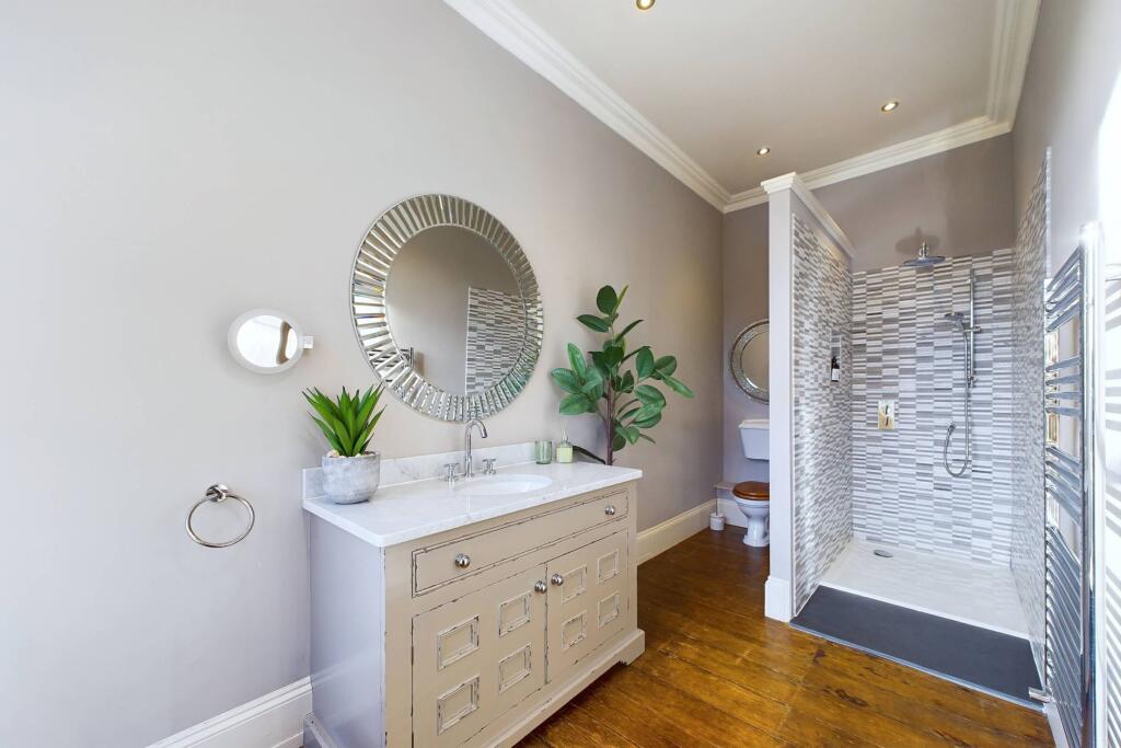 Second bedroom suite