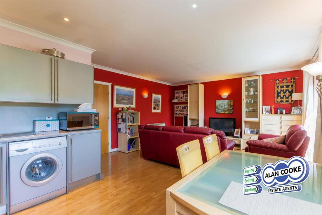 OPEN PLAN LOUNGE &amp; KITCHEN