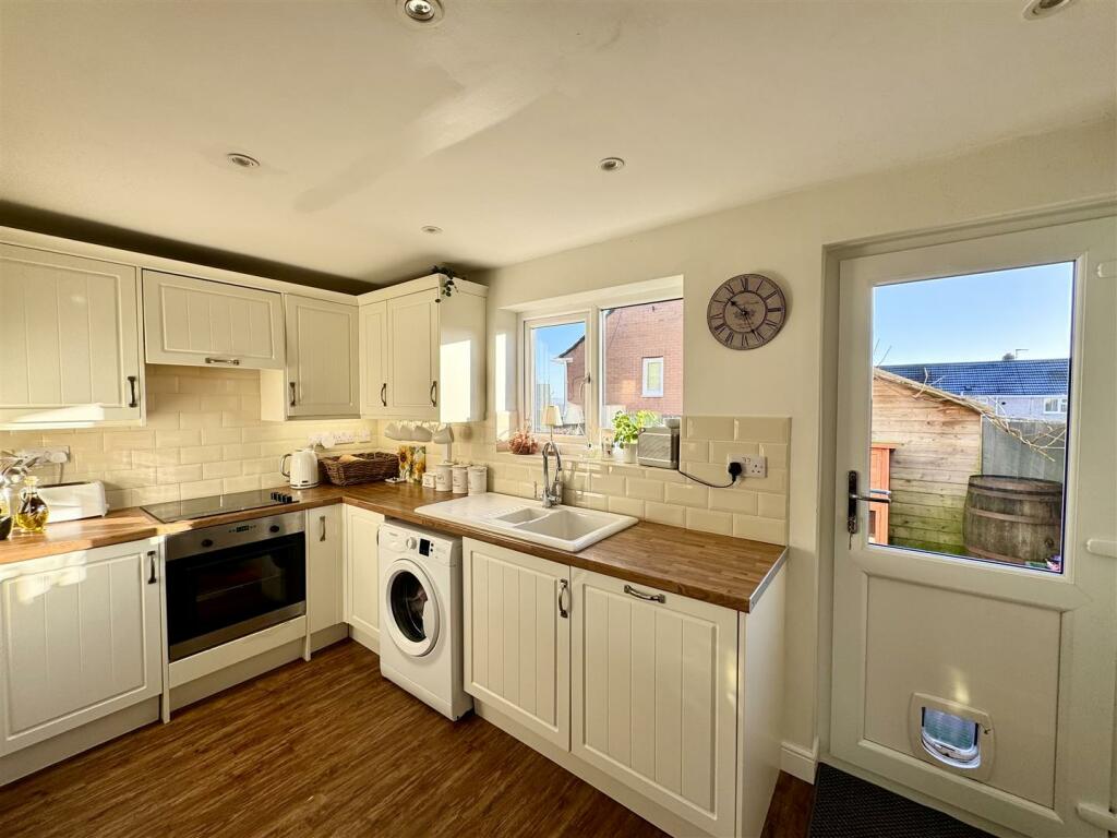 KITCHEN/DINING ROOM