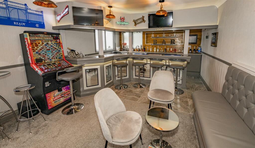 BAR/GAMES ROOM