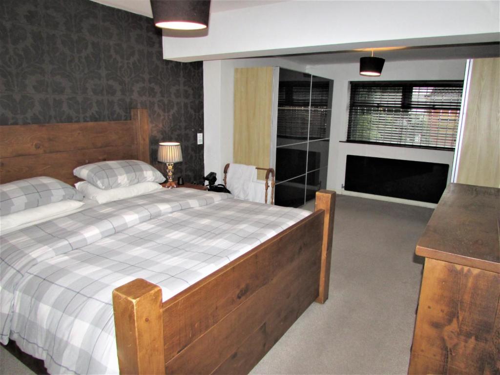 LaburnumAve16bed1.JPG