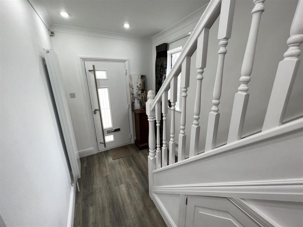 SPACIOUS ENTRANCE HALL