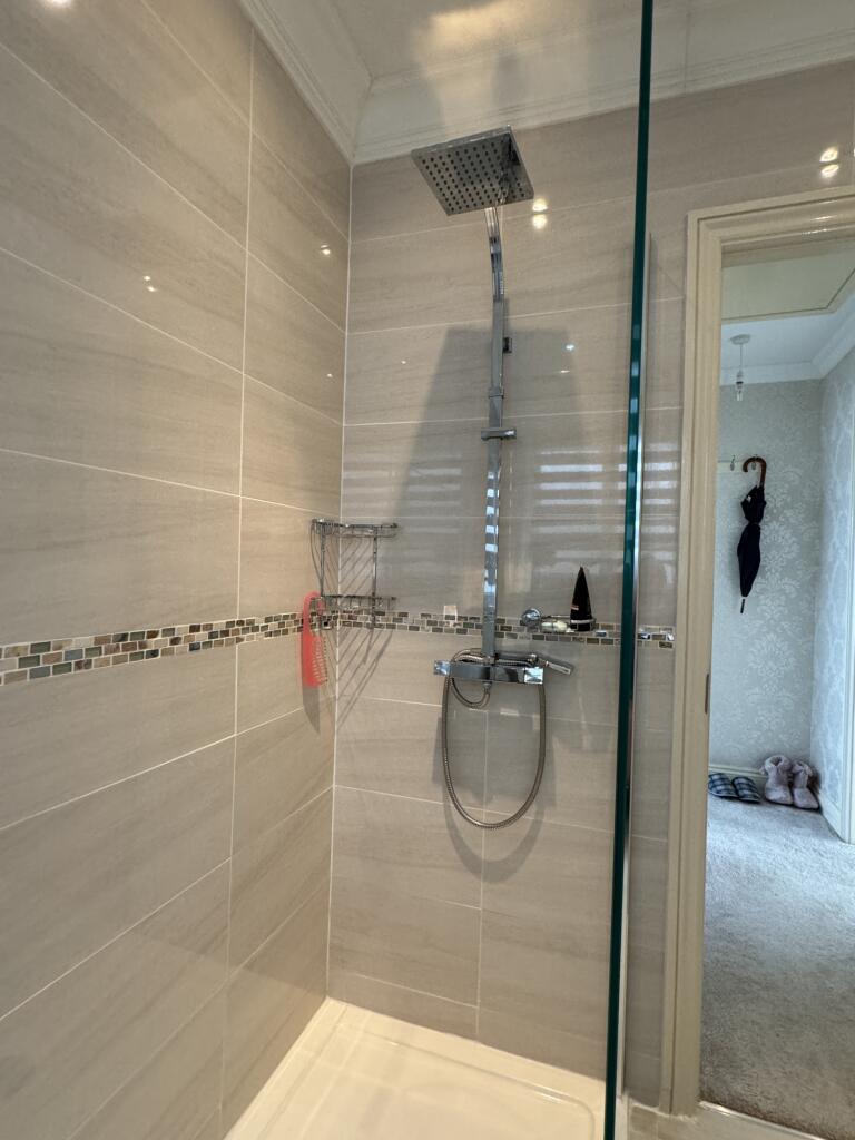 39 Grange Park, Bishopsteignton -  shower