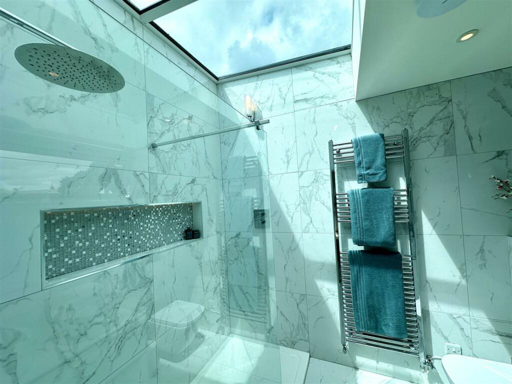 EN-SUITE SHOWER ROOM