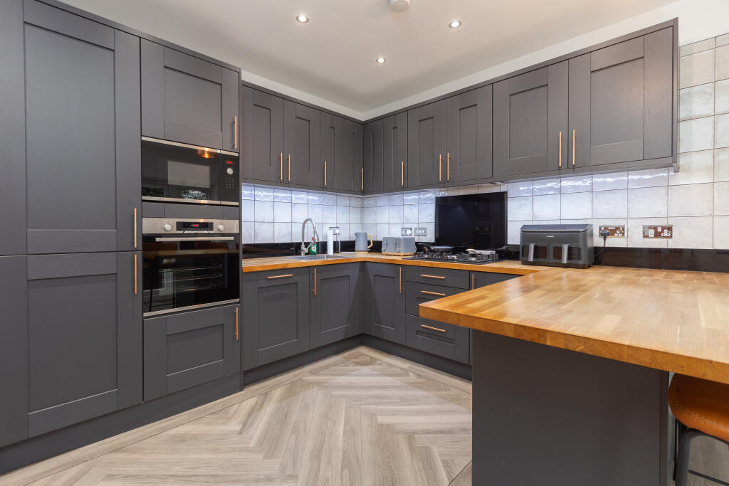 38 PARKSTONE DRIVE-20