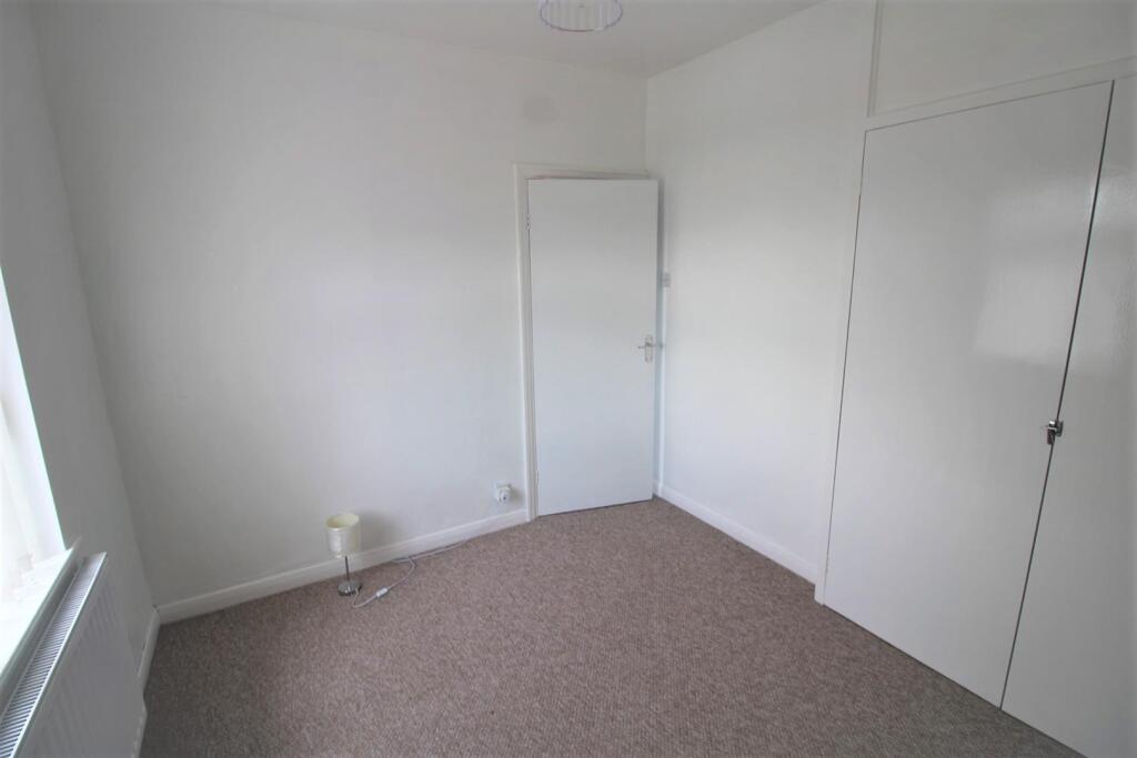 17 Dorset Cres-Bed2.JPG