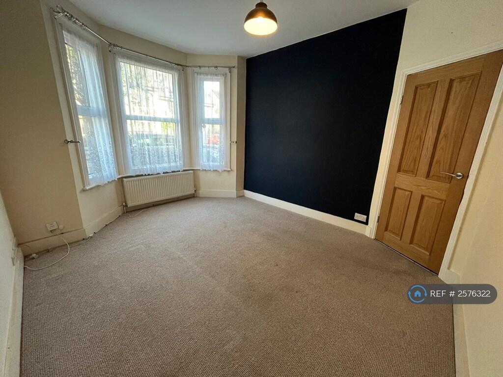 Bed 3 / Living Room 1