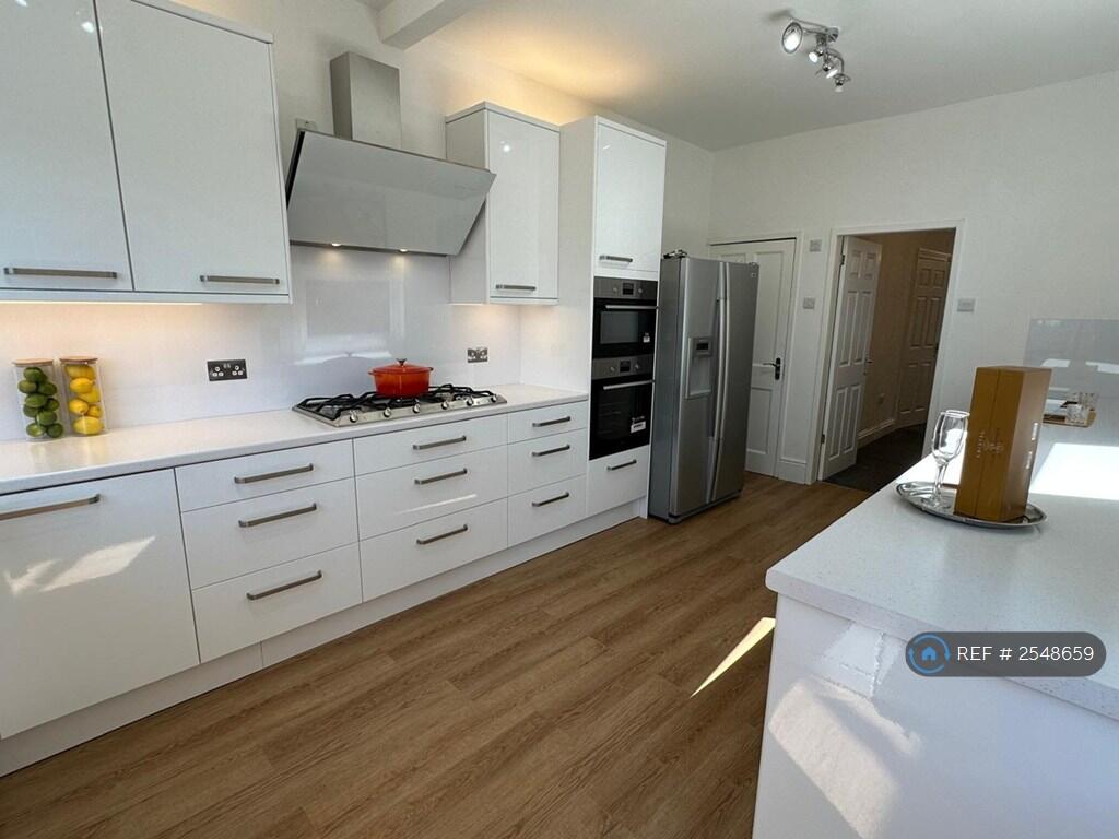 Fully Fitted Kitchen 