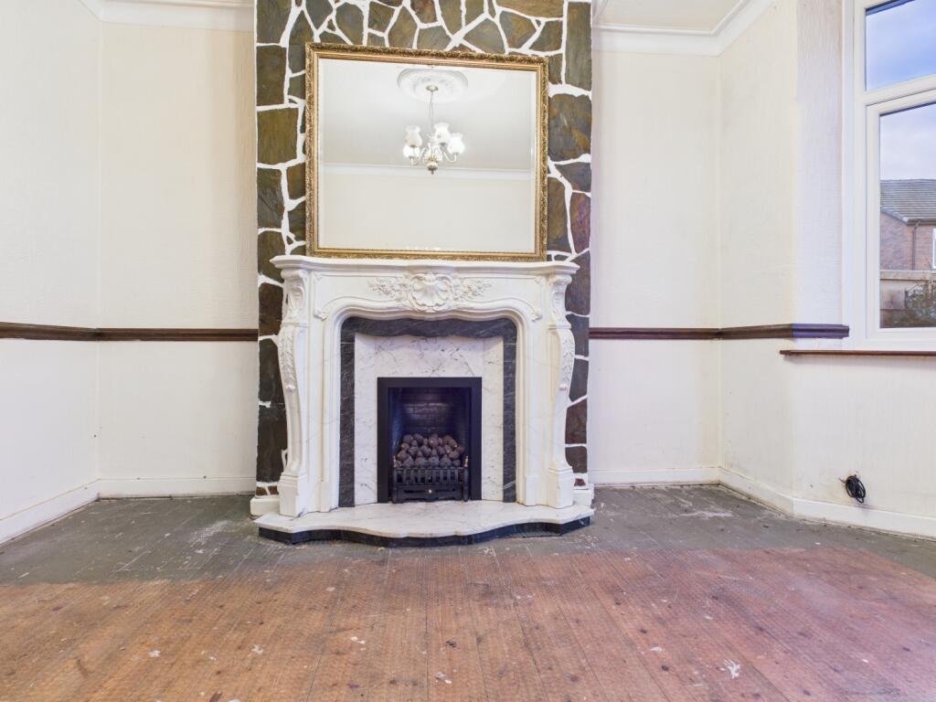 CAM03729G0-PR0204-STILL019