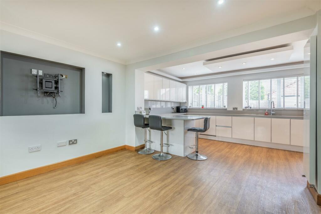 8589242-interior24.jpg