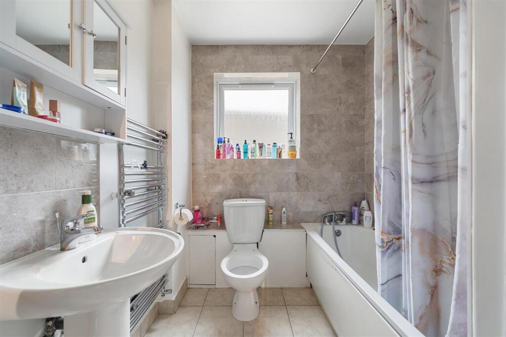 Albany Court N12 8NN-6.jpg