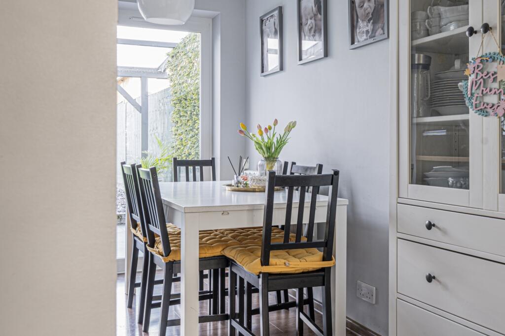 Weatherthorn dining 2