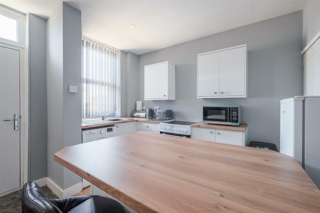 Lounge/ Kitchen