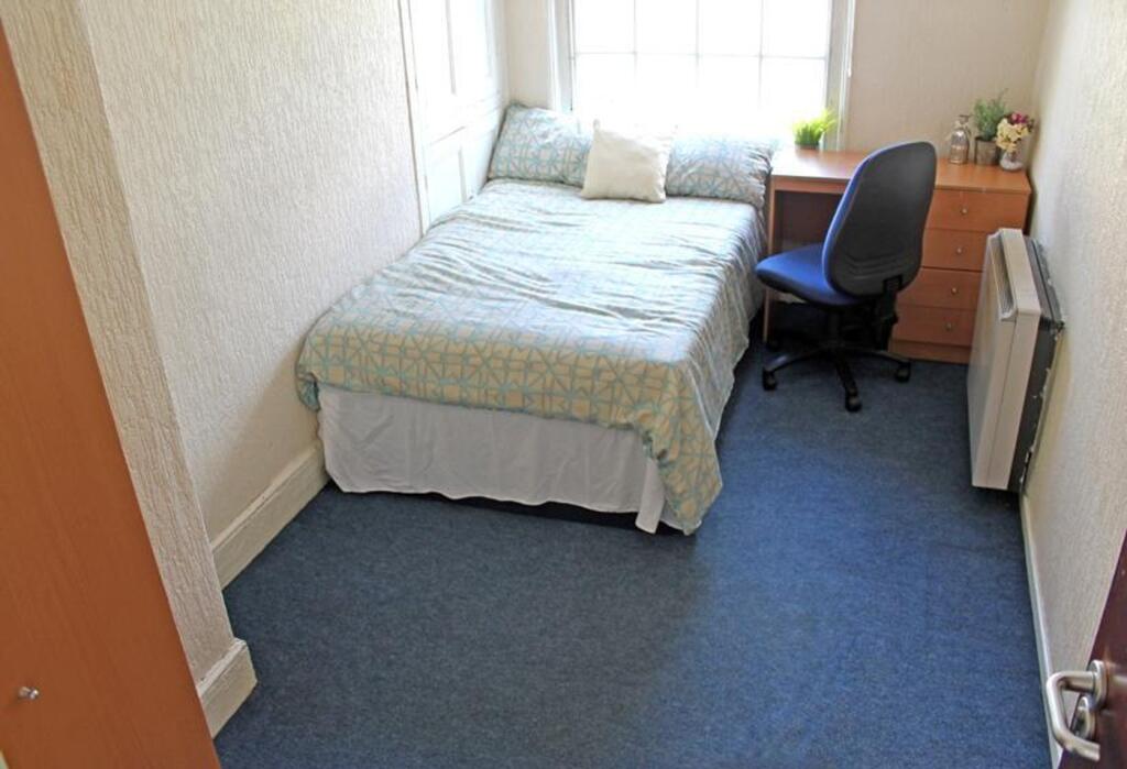 A cozy double bedroom featuring a comfortable b...