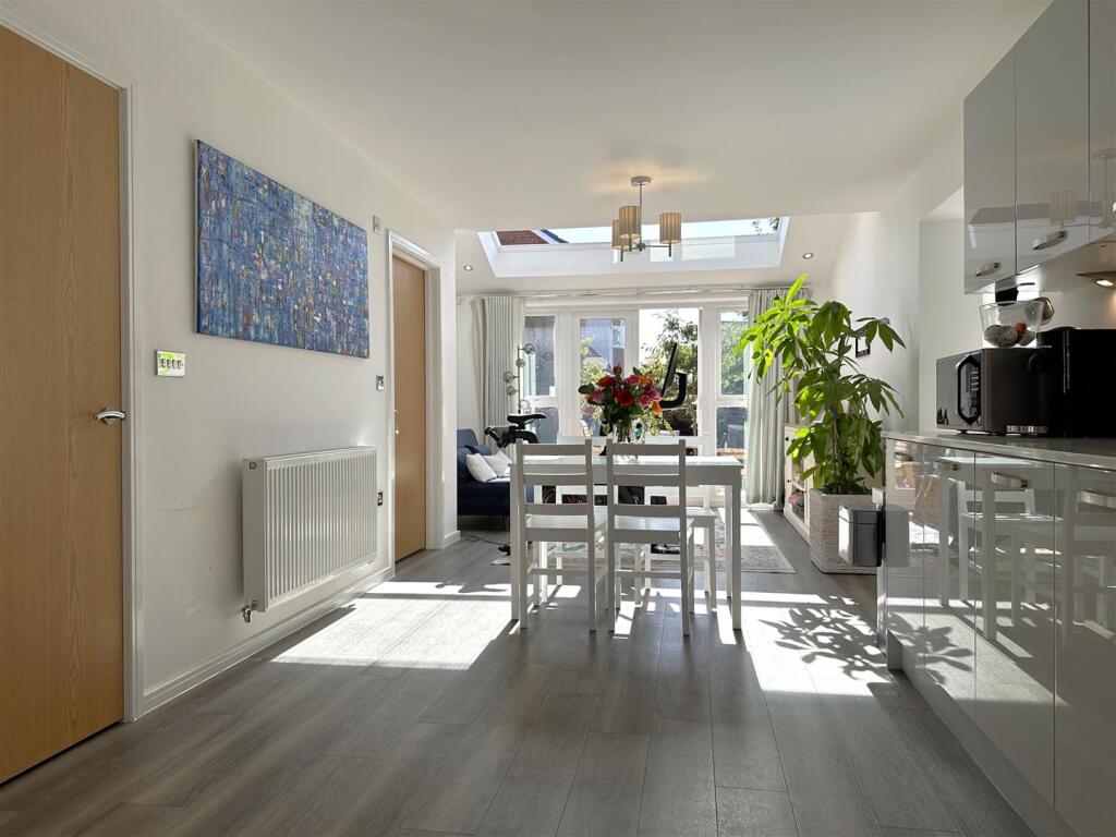 OPEN-PLAN Living/Dining Area 951