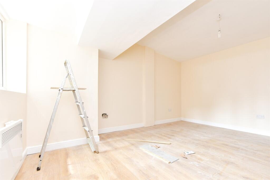 Bedroom (F2,51A)