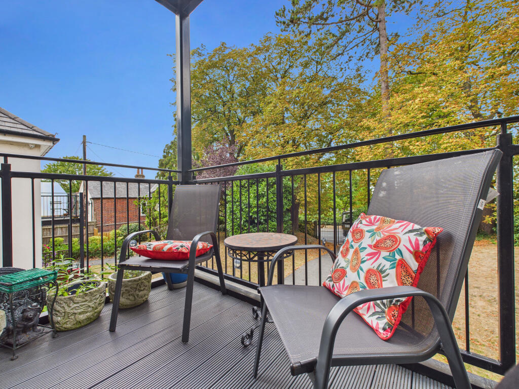 CAM02909G0-PR0471-STILL008