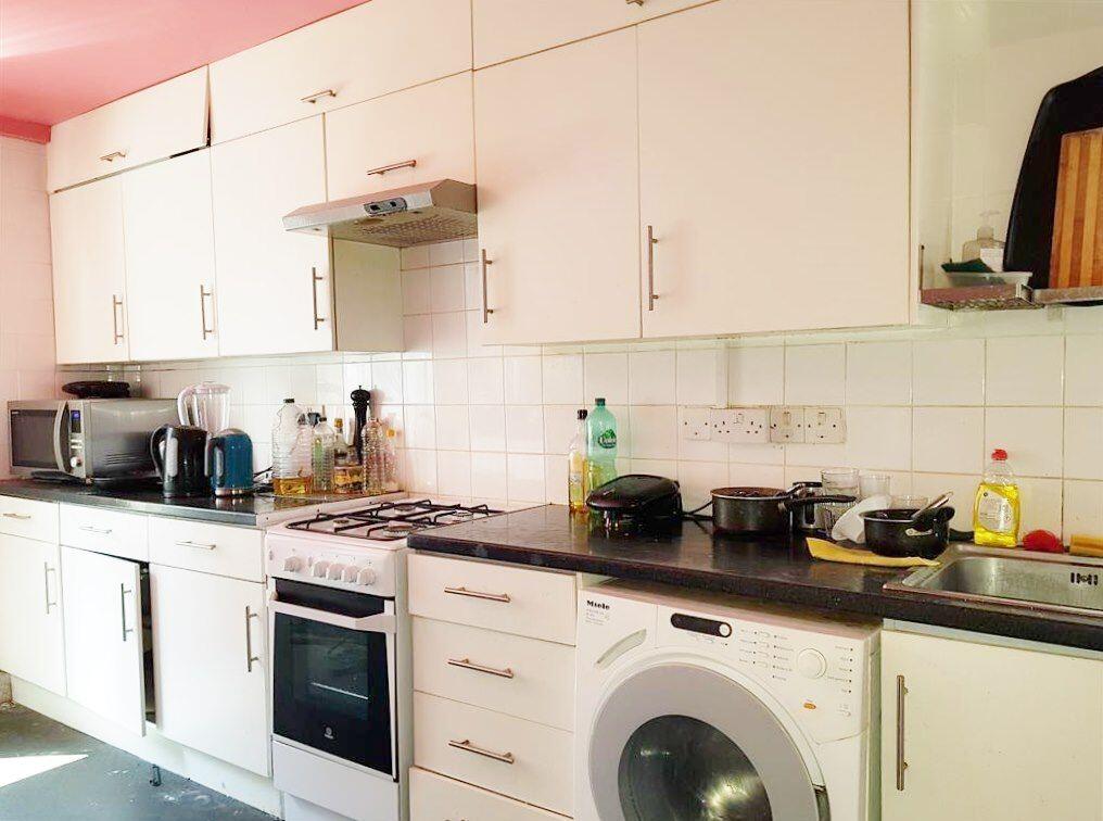 FULLY FITTED KITCHEN