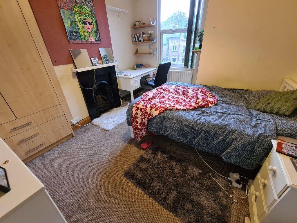 Cozy bedroom featuring a comfortable single bed...