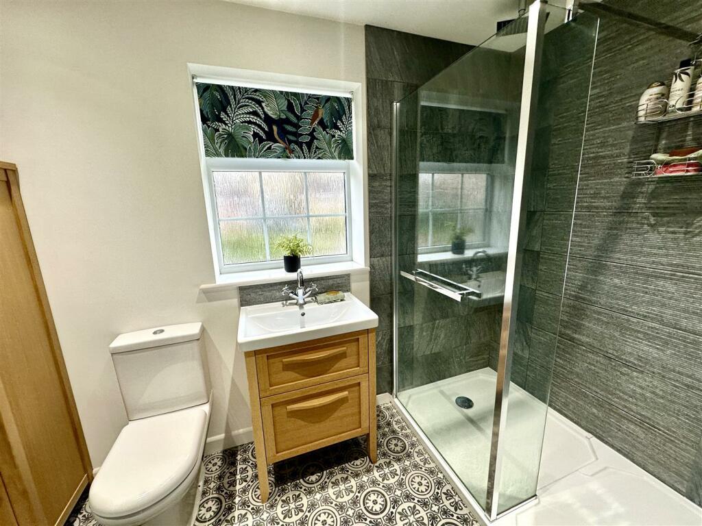 EN-SUITE SHOWER ROOM