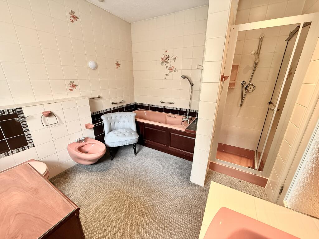 En-suite to main bed