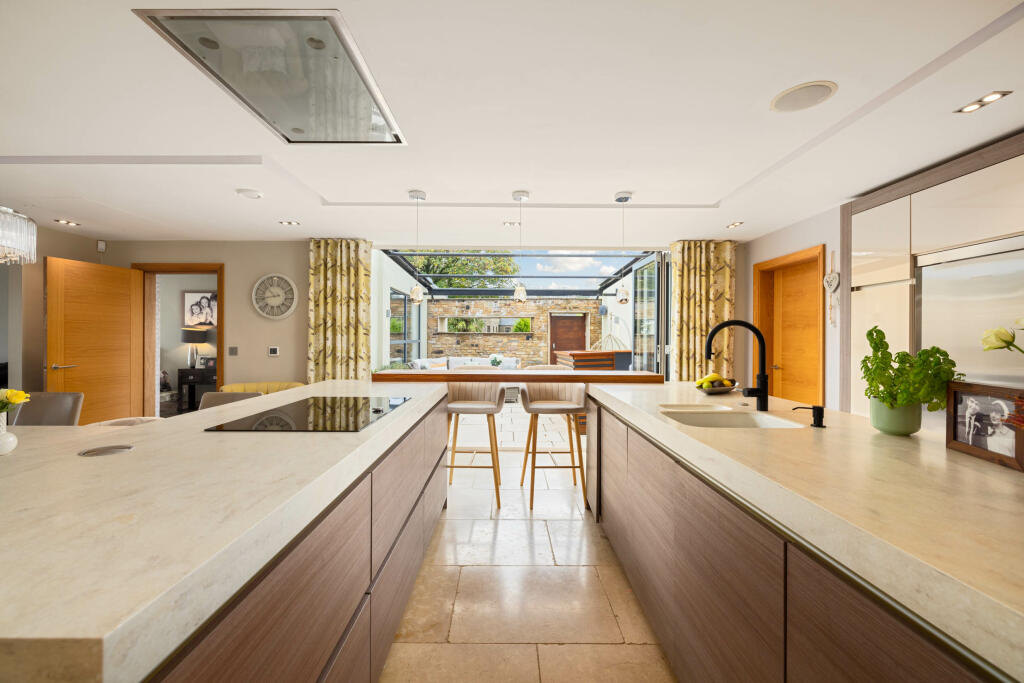 20241030-1145_Maison Haus - Ivory House, Station R