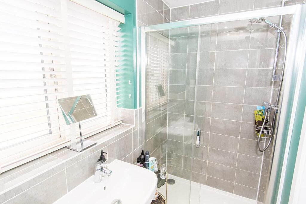 En-suite Photo 2