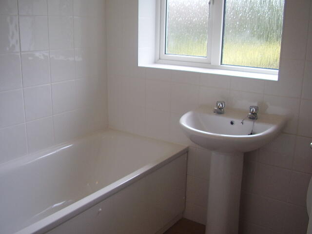 15 Berry Way bathroo