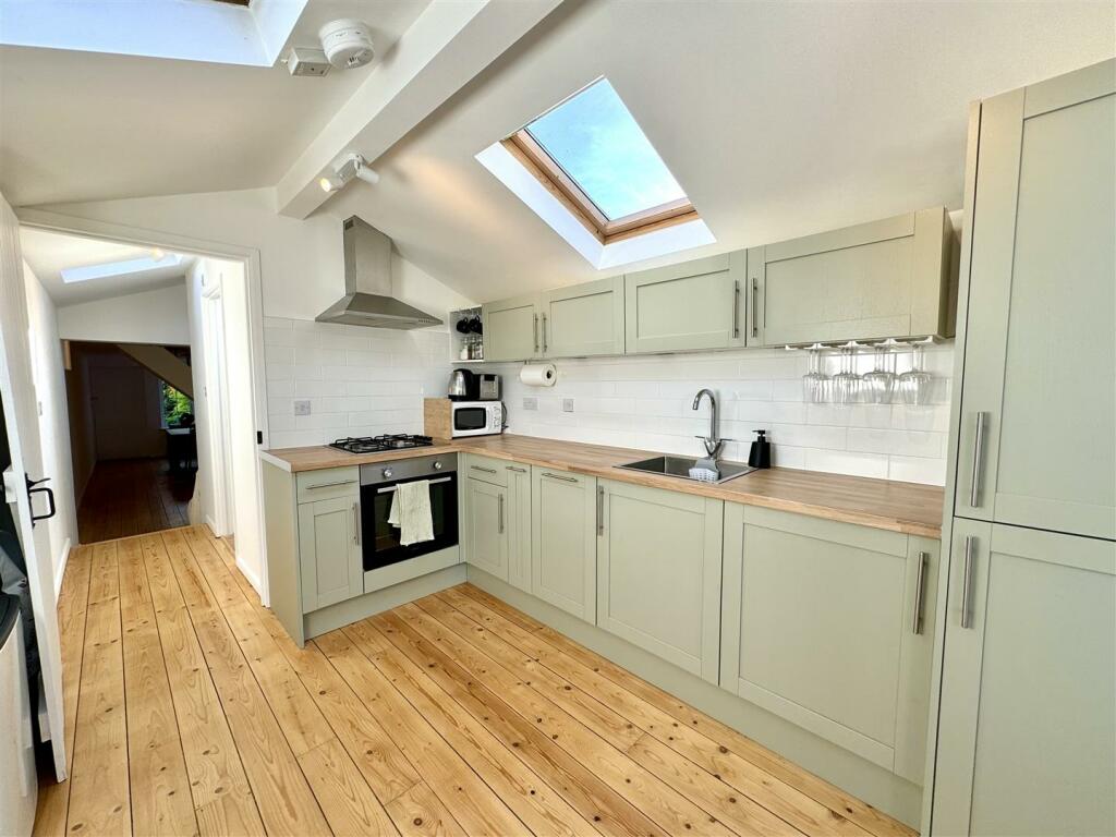 OPEN PLAN KITCHEN/LOUNGE AREA