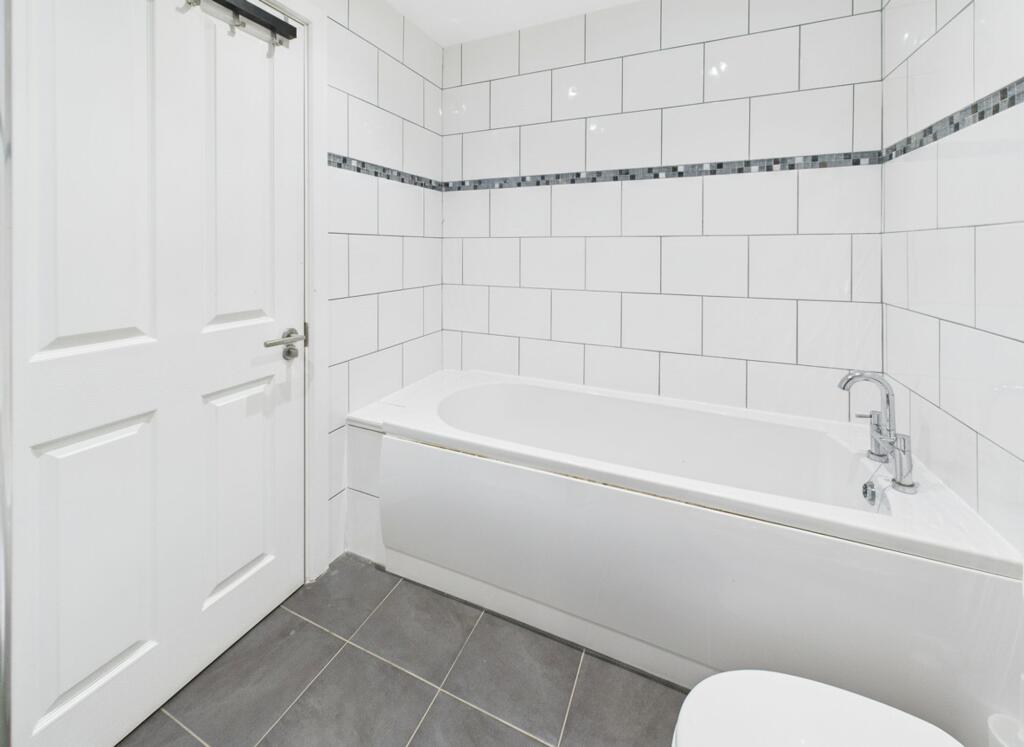 Bathroom (First Floor)