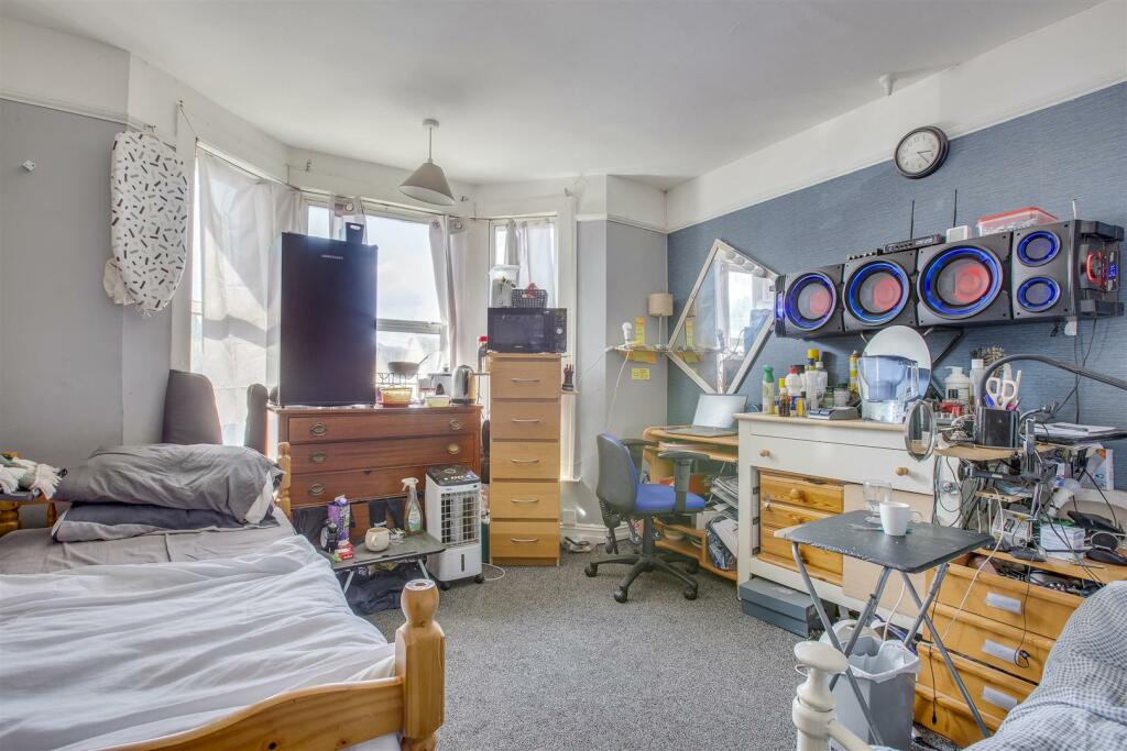 133 Desborough Avenue, HP11 2SG-1.jpg