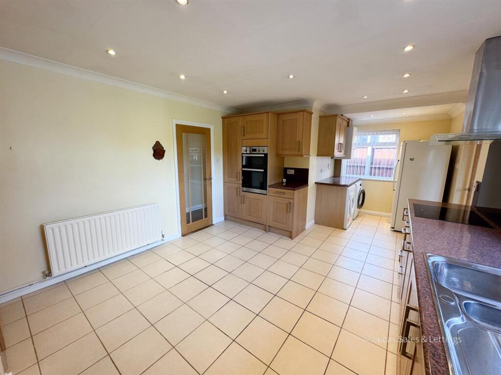 3 Larch Rd Kettering-18.jpg