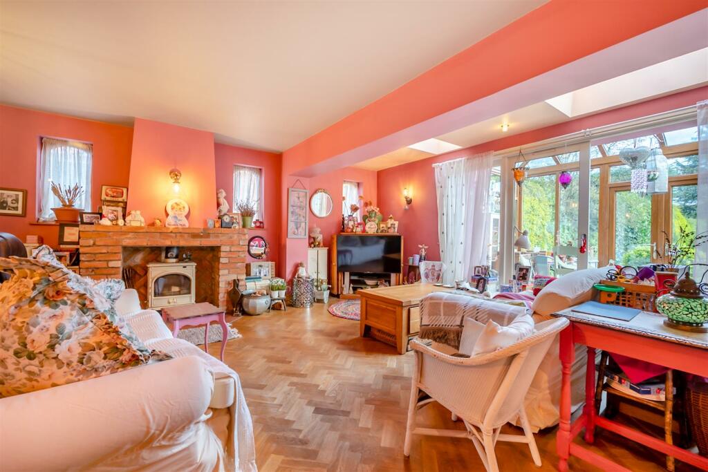 8584128-interior18.jpg