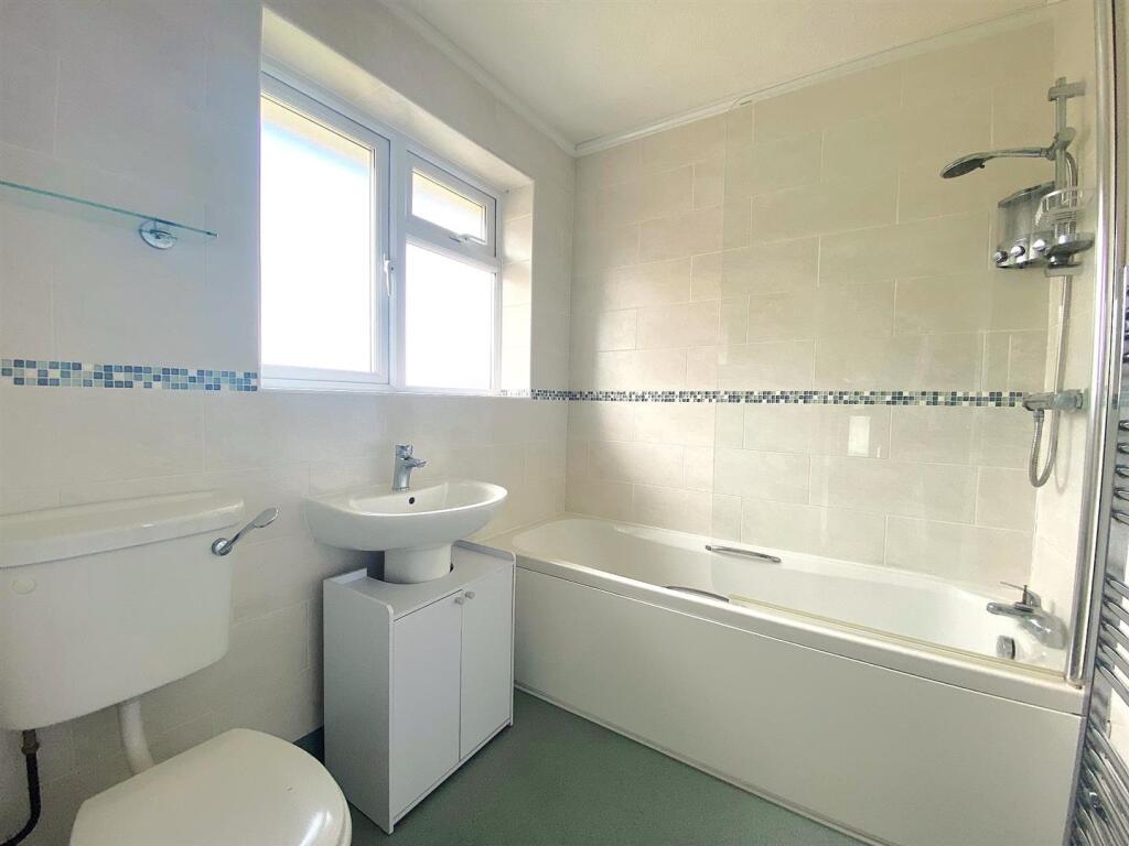 6 Blackfields Ave - Bathroom.jpg