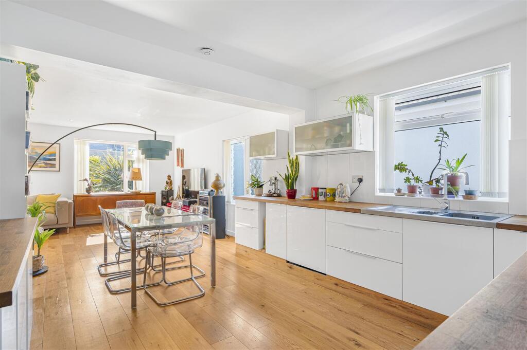 Kitchen/Dining Area