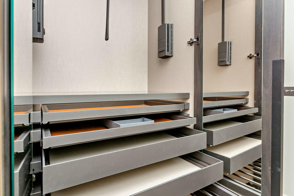 8600881-interior1...