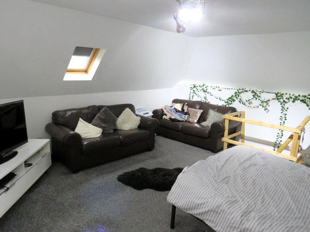 Loft 4.9m x 4.6m 