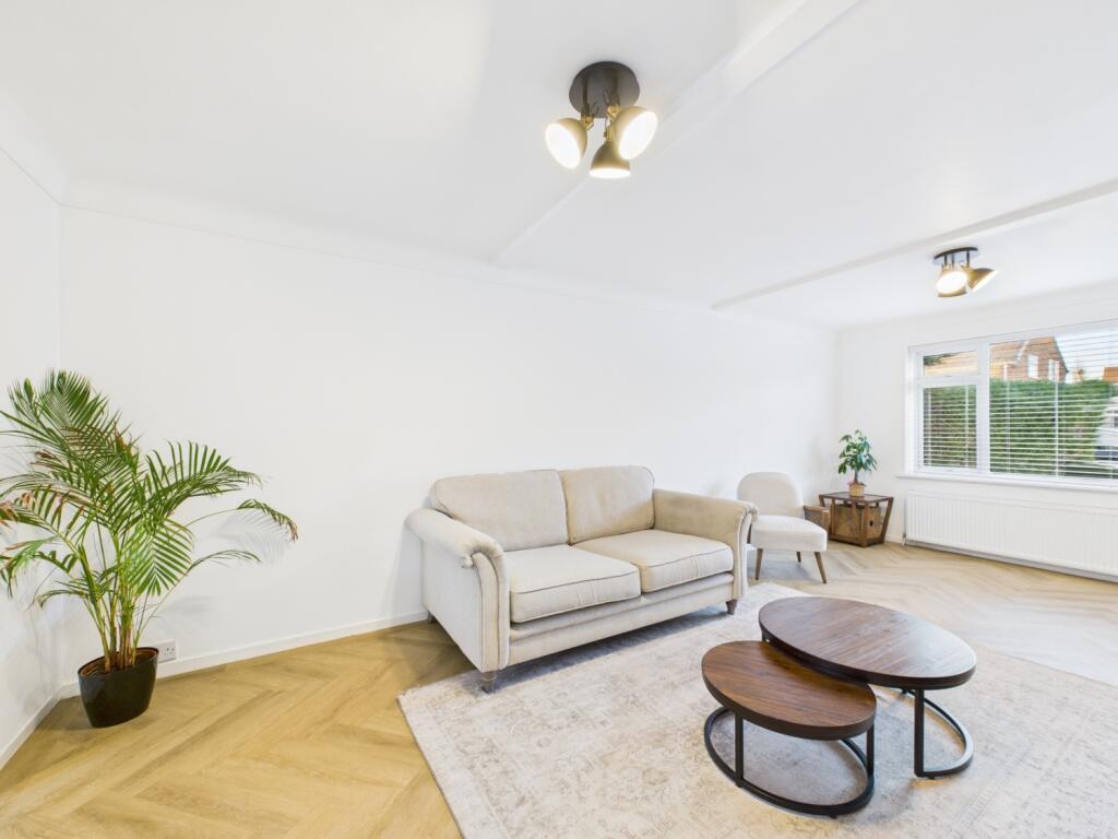 CAM02386G0-PR0152-STILL008