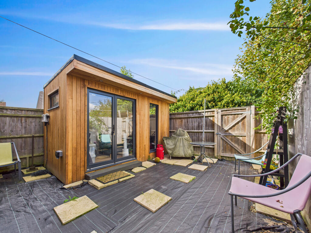 CAM01354G0-PR0597-STILL016