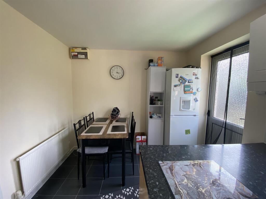 4 Walsham Close-4.jpg