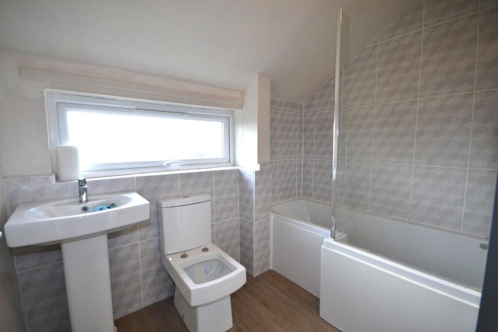 Main Bathroom .JPG