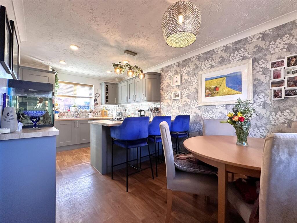 OPEN-PLAN Dining Kitchen 411