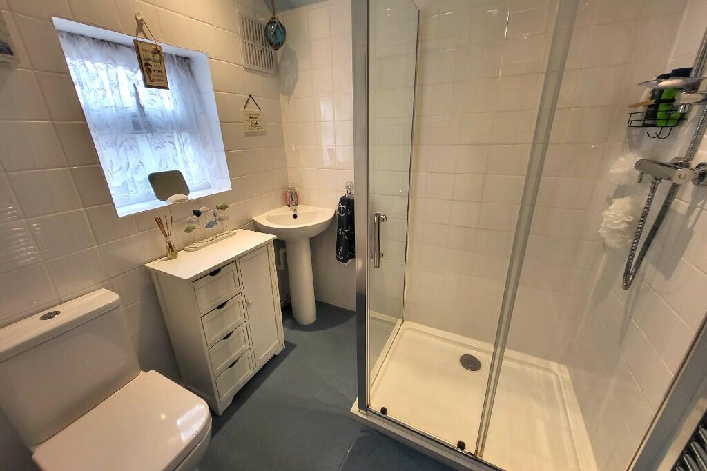 1st Floor Bathroom 