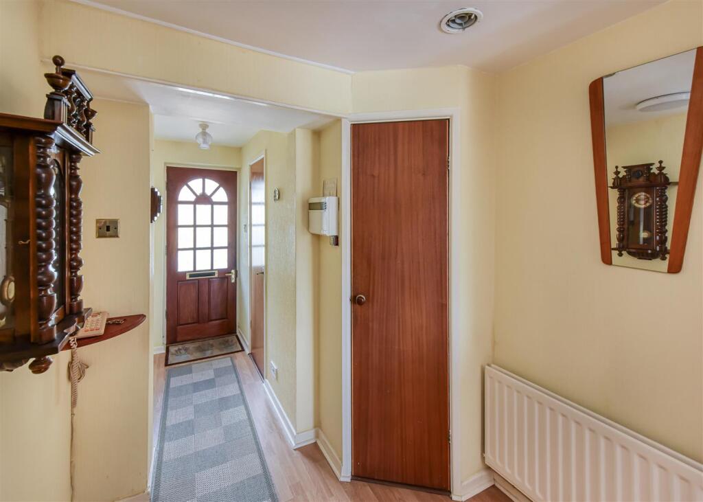 19 Woodland Close-hall.jpg