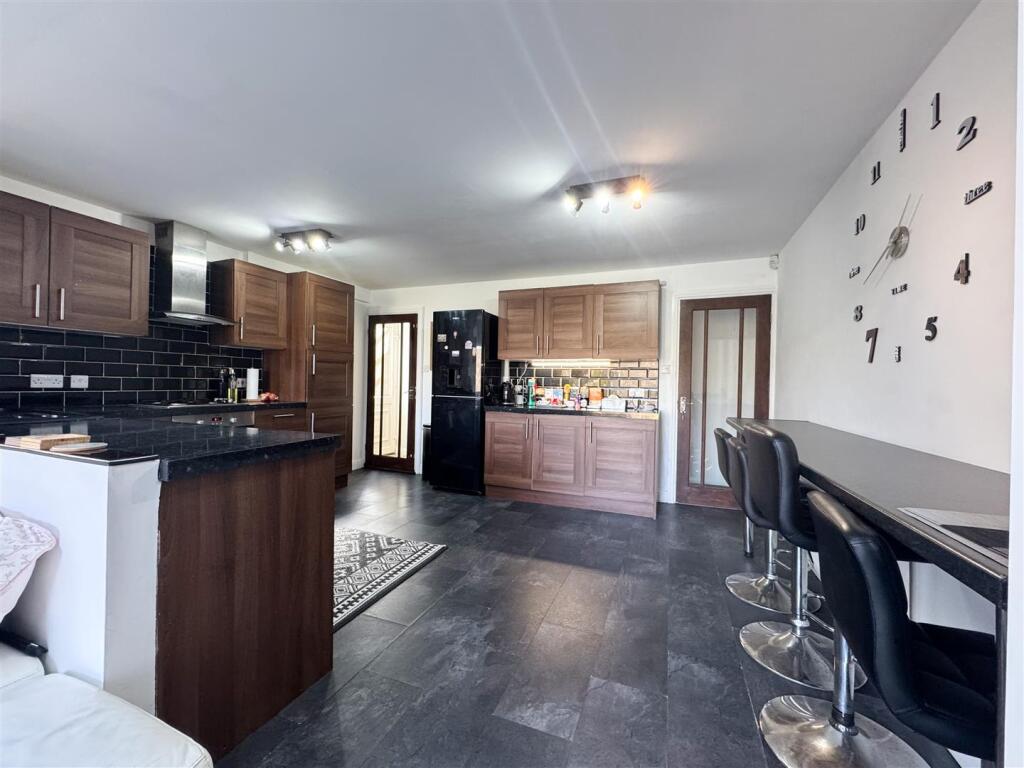 OPEN PLAN DINING KITCHEN LOUNGE