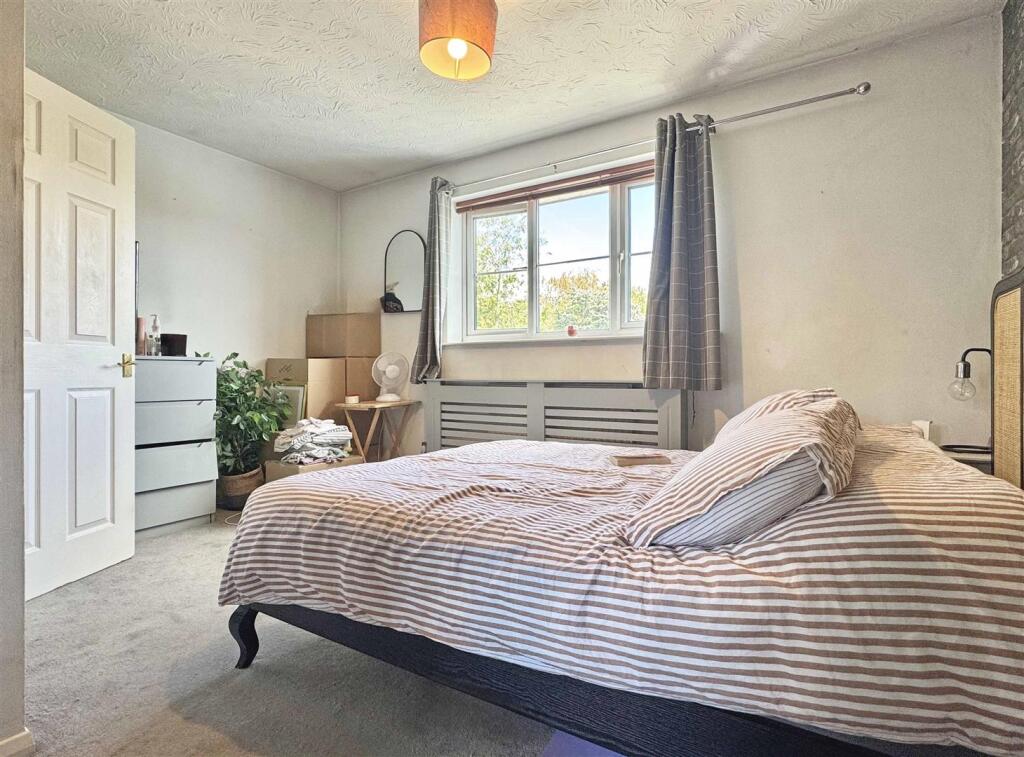 Master Bedroom b.jpg
