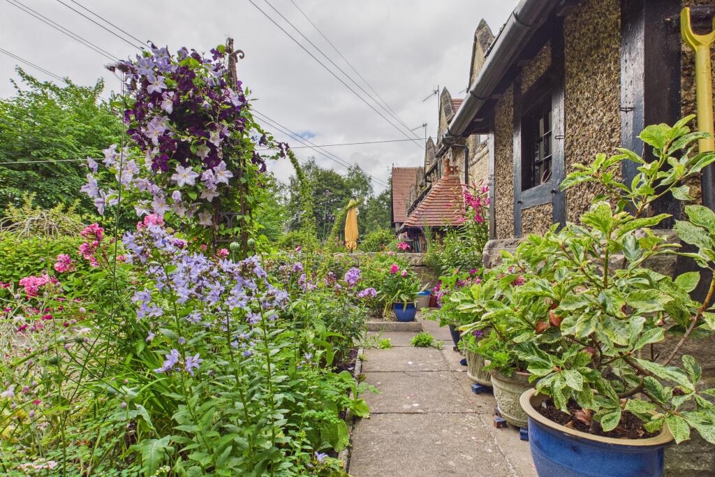 CAM04201G0-PR0099-STILL002