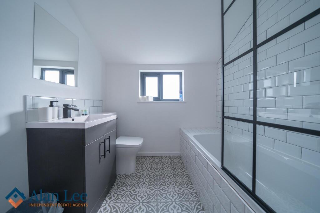 Bathroom (Middle Floor)