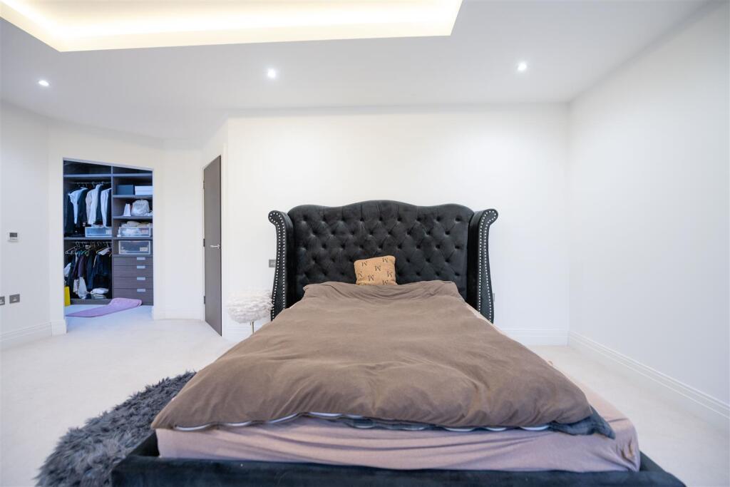 Master Bedroom       .jpg