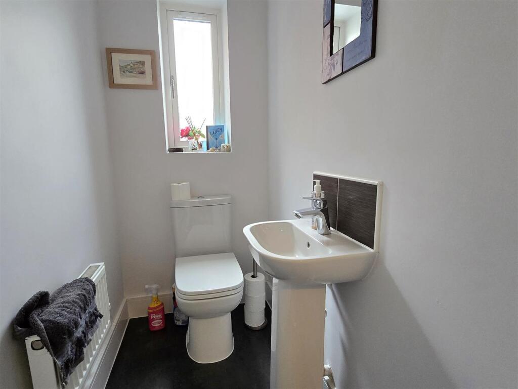 Guest Cloakroom/ WC
